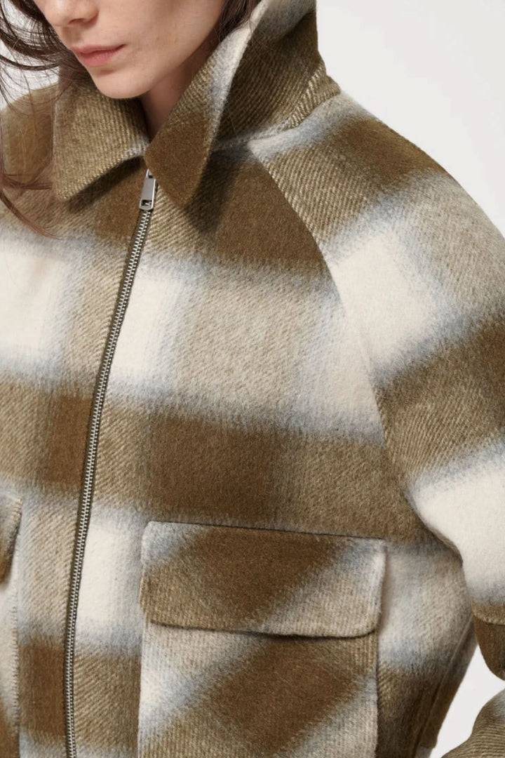 Veste courte à carreaux moderne avec poche à rabat et fermeture éclair, idéale pour superpositions automnales raffinées.