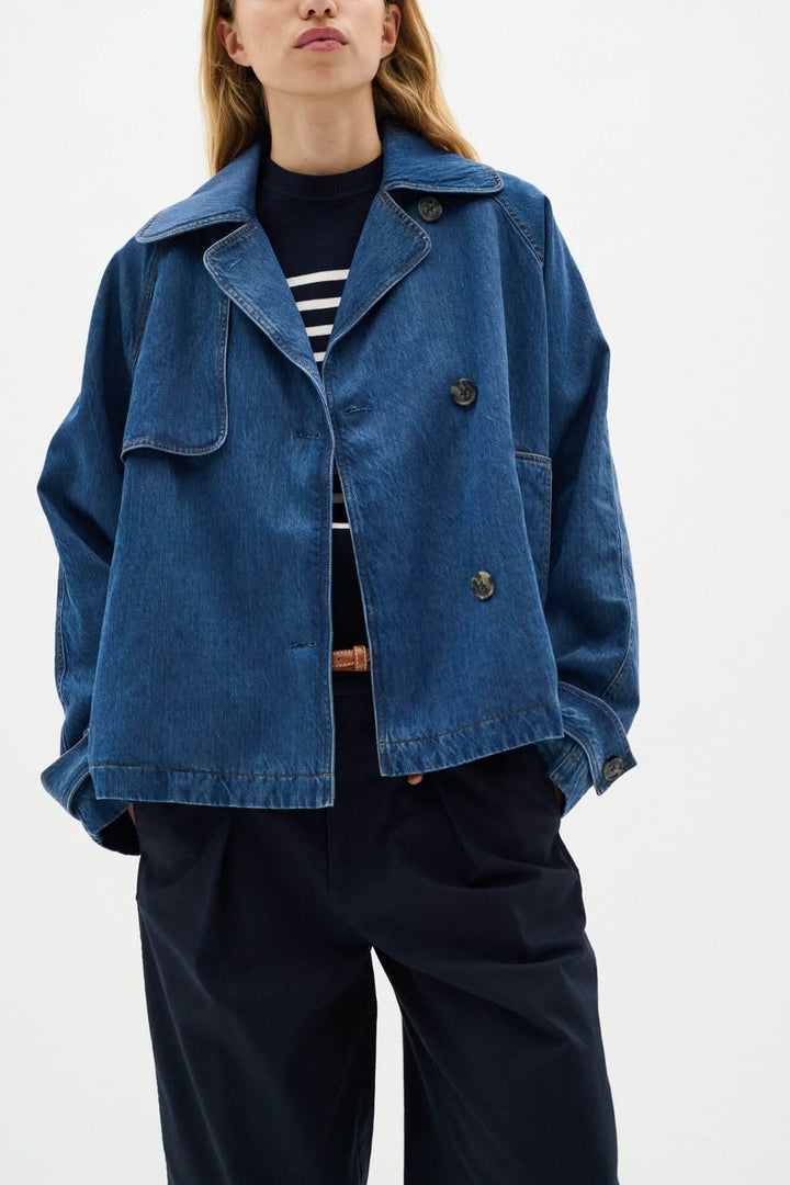 Veste courte en denim Mable, moderne et structurée, idéale pour un look décontracté, avec coupe droite et col chemise.