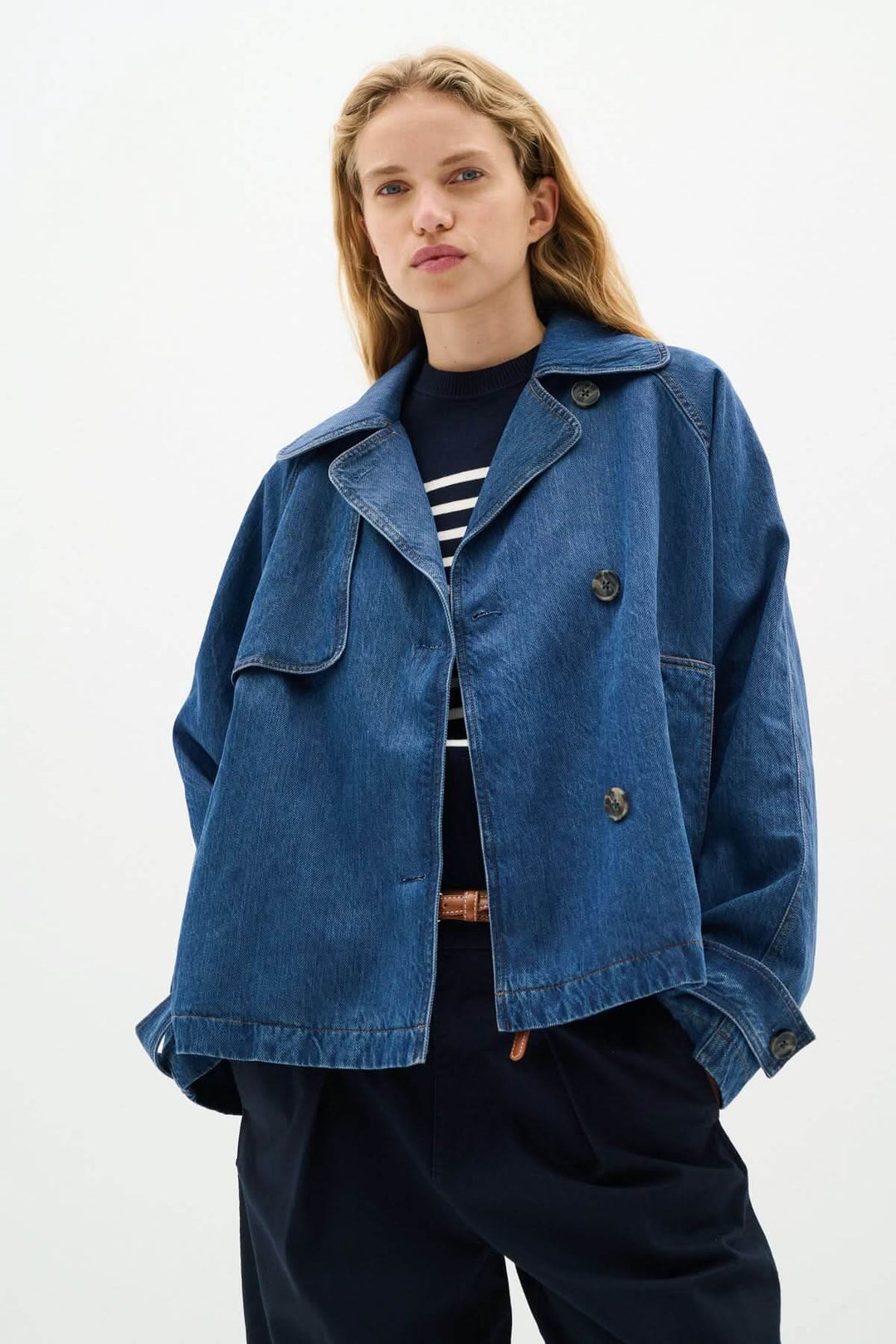 Veste courte en denim Mable portée par une femme, coupe moderne et structurée, idéale pour un look décontracté ou élégant.