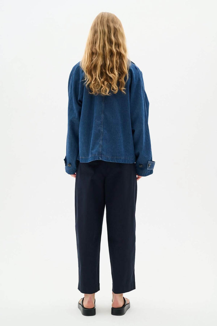 Vue arrière de la Veste courte en denim Mable sur mannequin, montrant la coupe droite et ample pour un look contemporain et décontracté.