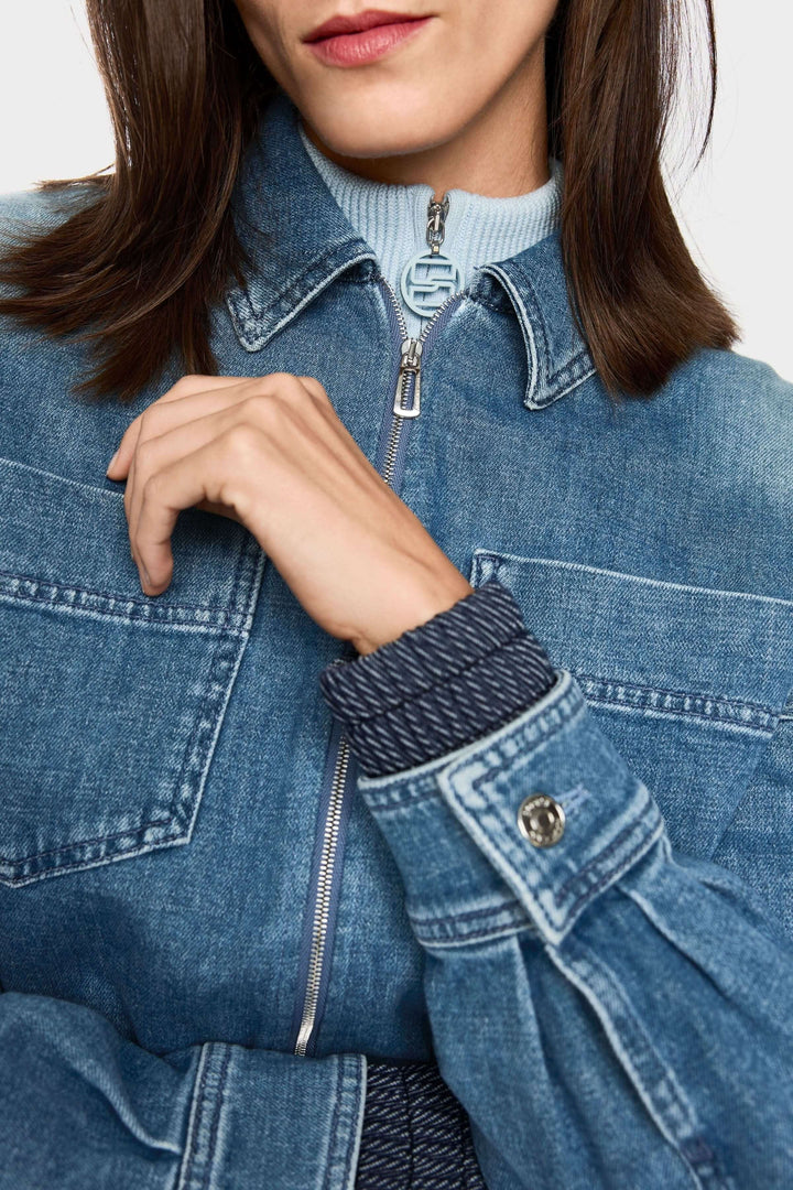 Veste courte en jean avec fermeture éclair, denim souple, poches plaquées. Coupe moderne et légèrement ample pour un look contemporain.