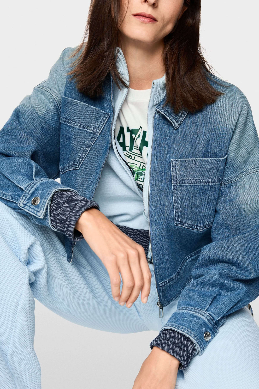 Veste courte en jean avec fermeture éclair, coupe ample moderne, poches plaquées, denim souple pour un confort quotidien.