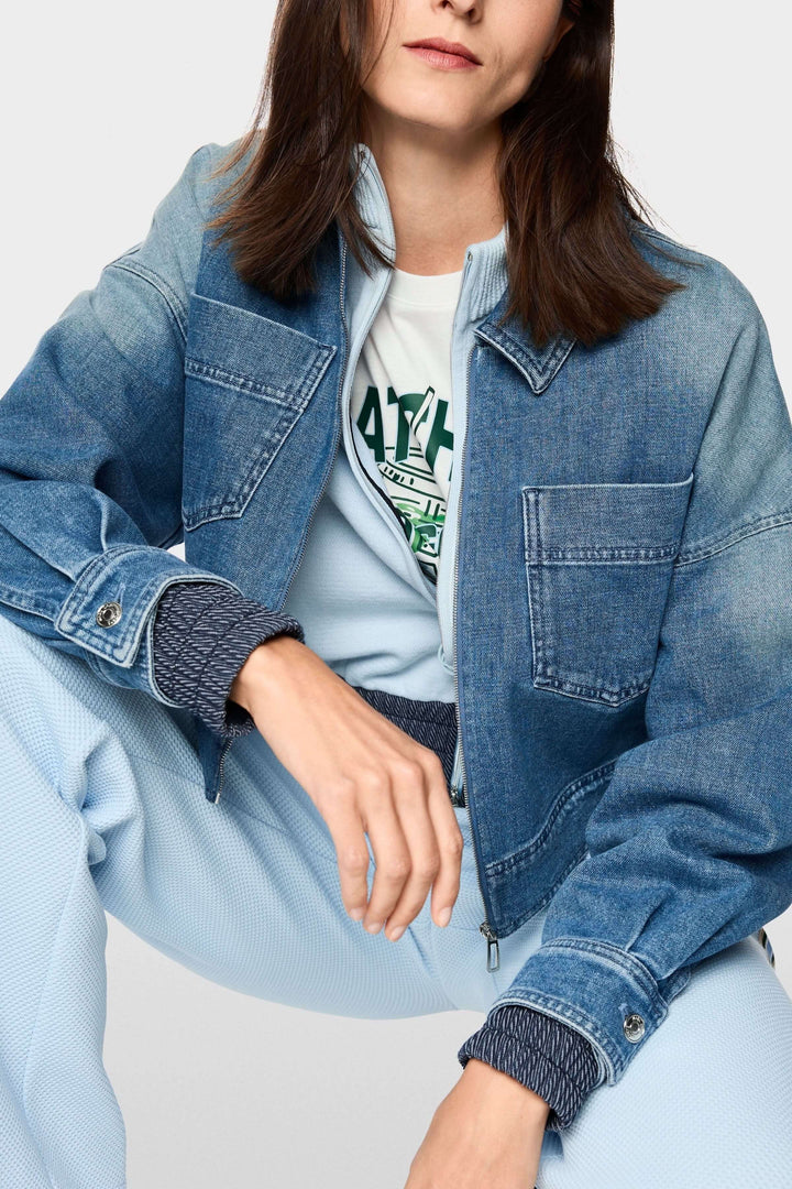 Veste courte en jean avec fermeture éclair, coupe ample moderne, poches plaquées, denim souple pour un confort quotidien.