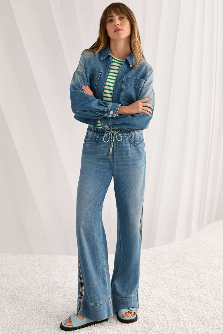 Veste courte en jean avec fermeture éclair, coupe moderne, denim souple, style décontracté, silhouette légèrement ample, poches avant.