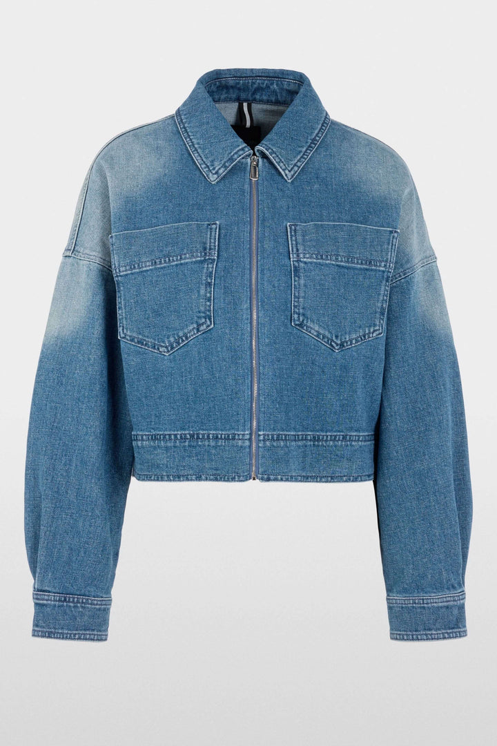 Veste courte en jean avec fermeture éclair, design moderne et coupe légèrement ample avec poches plaquées pour un style utilitaire.