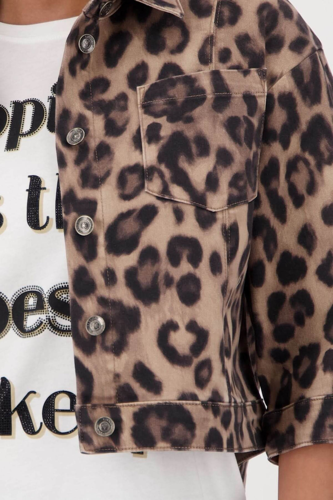 Veste courte à imprimé léopard avec manches 3/4 et coupe ajustée, parfaite pour un look urbain moderne.