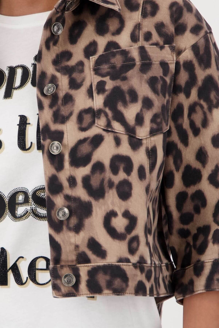 Veste courte à imprimé léopard avec manches 3/4 et coupe ajustée, parfaite pour un look urbain moderne.