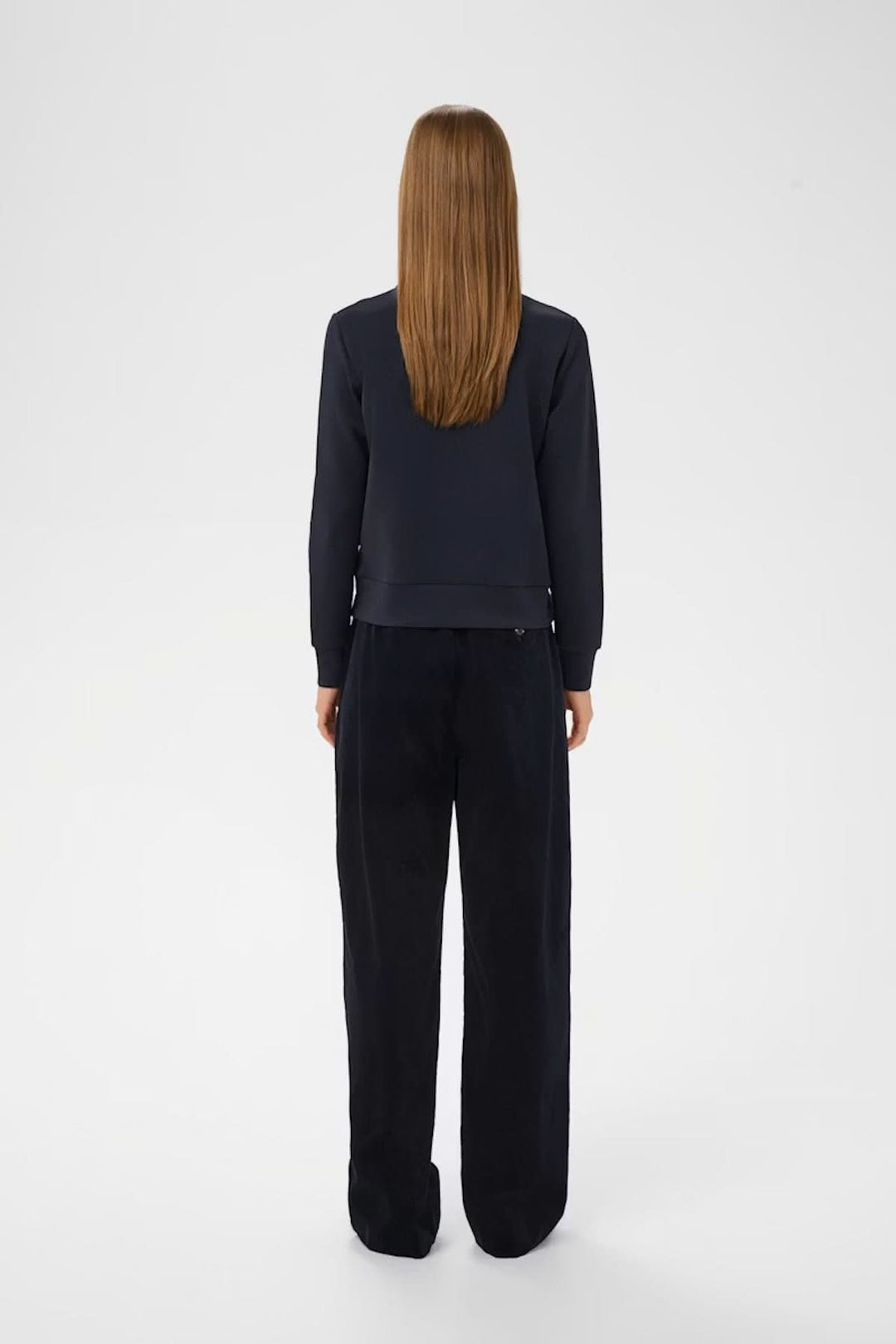 Veste à manches longues Beca de dos, coupe régulière, avec fermeture éclair et poches poitrine, style chic et urbain, femme debout.