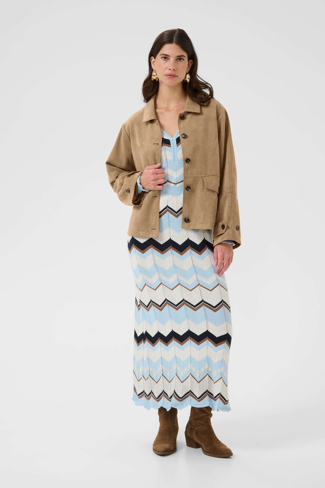 Femme portant une Veste décontractée Cala beige avec matière effet suédé et allure moderne, idéale pour une tenue de mi-saison.