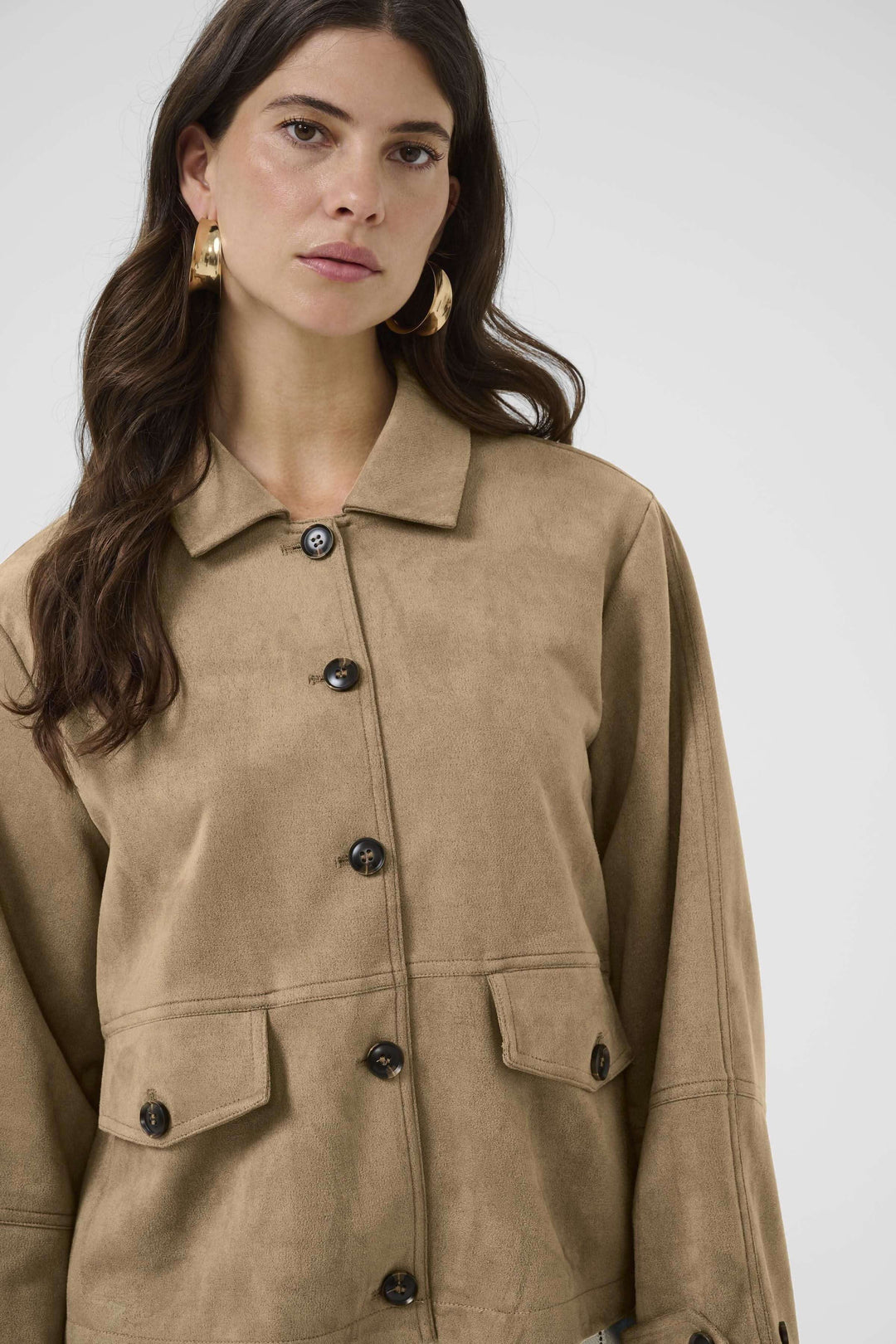 Veste décontractée Cala en matière suédée avec coupe droite, portée par une femme, idéale pour une tenue chic de mi-saison.