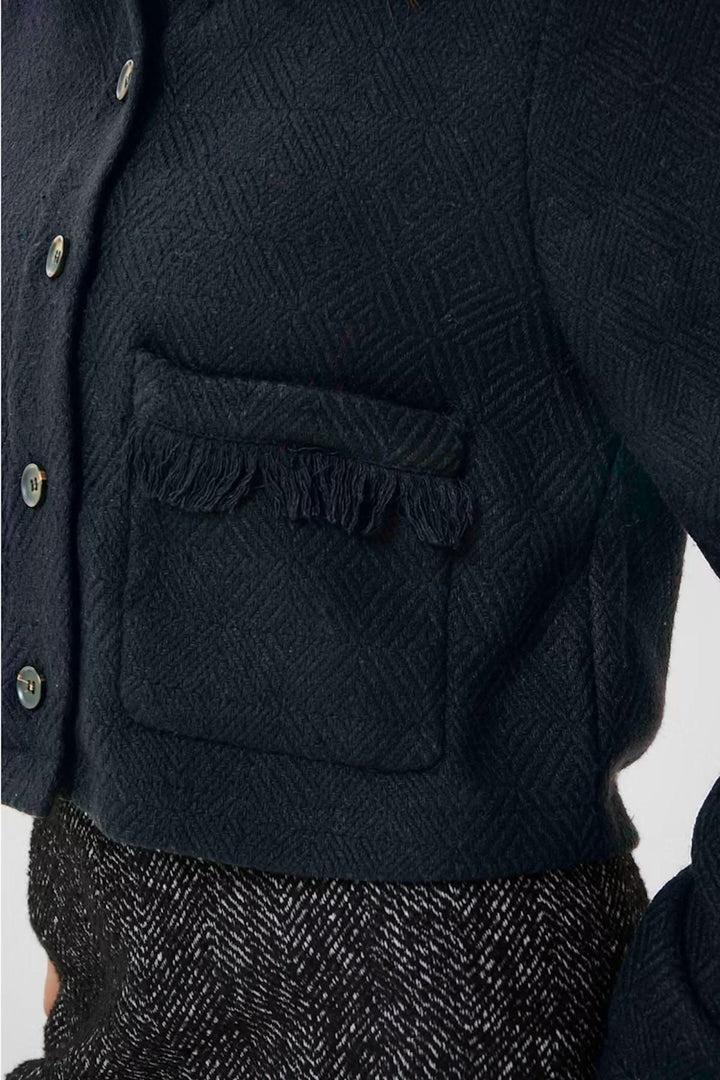 Veste décontractée noire avec poches plaquées et détails frangés, coupe courte et col chemise.