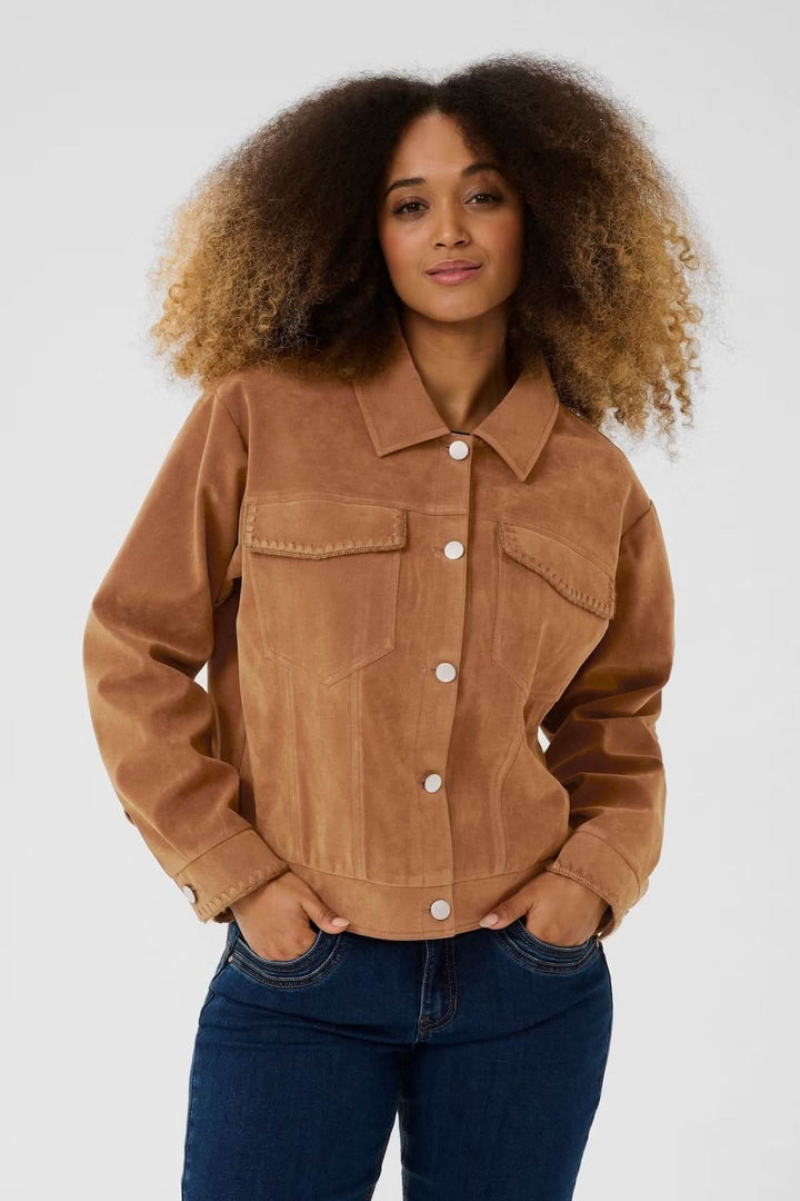 Veste de style western en suédine marron avec col structuré et boutons-pression, portée par une femme.