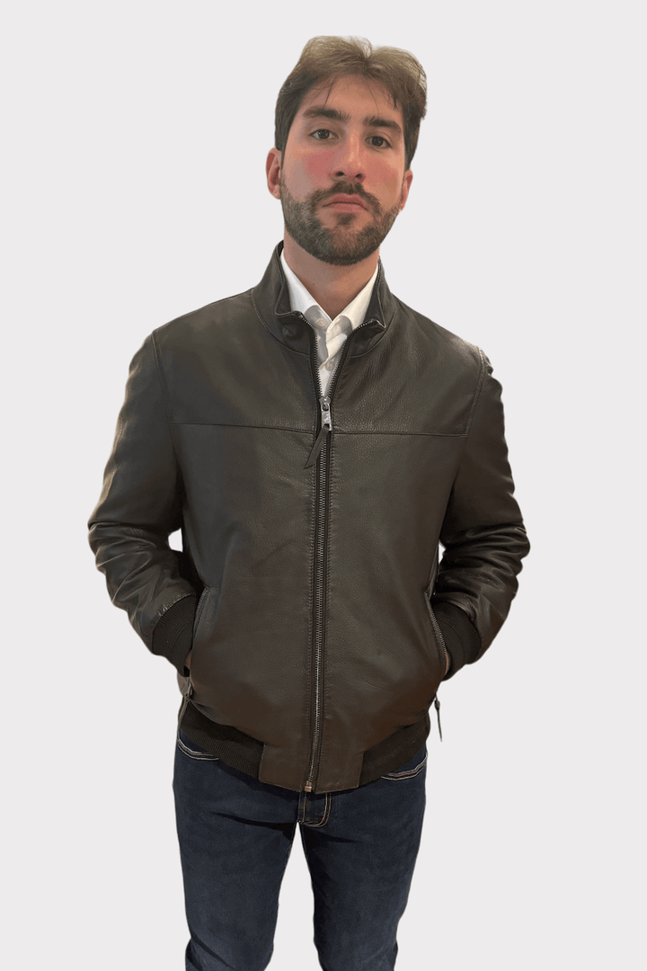 Blouson en cuir véritable pour hommes, élégant et polyvalent, avec finition lisse et coupe ajustée.