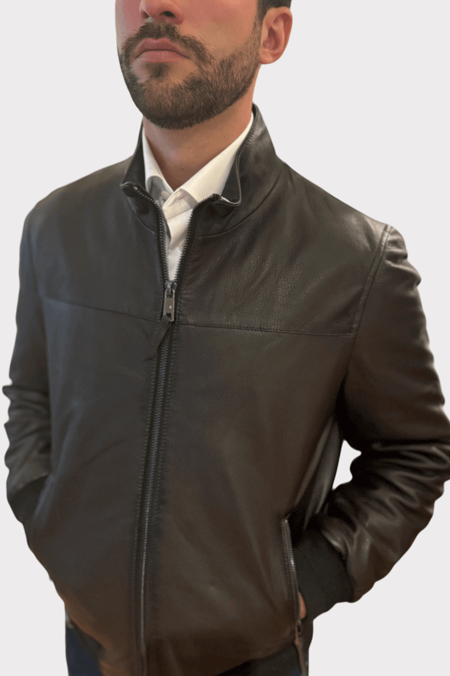 Blouson en cuir noir pour homme, élégant et polyvalent, avec une coupe ajustée.