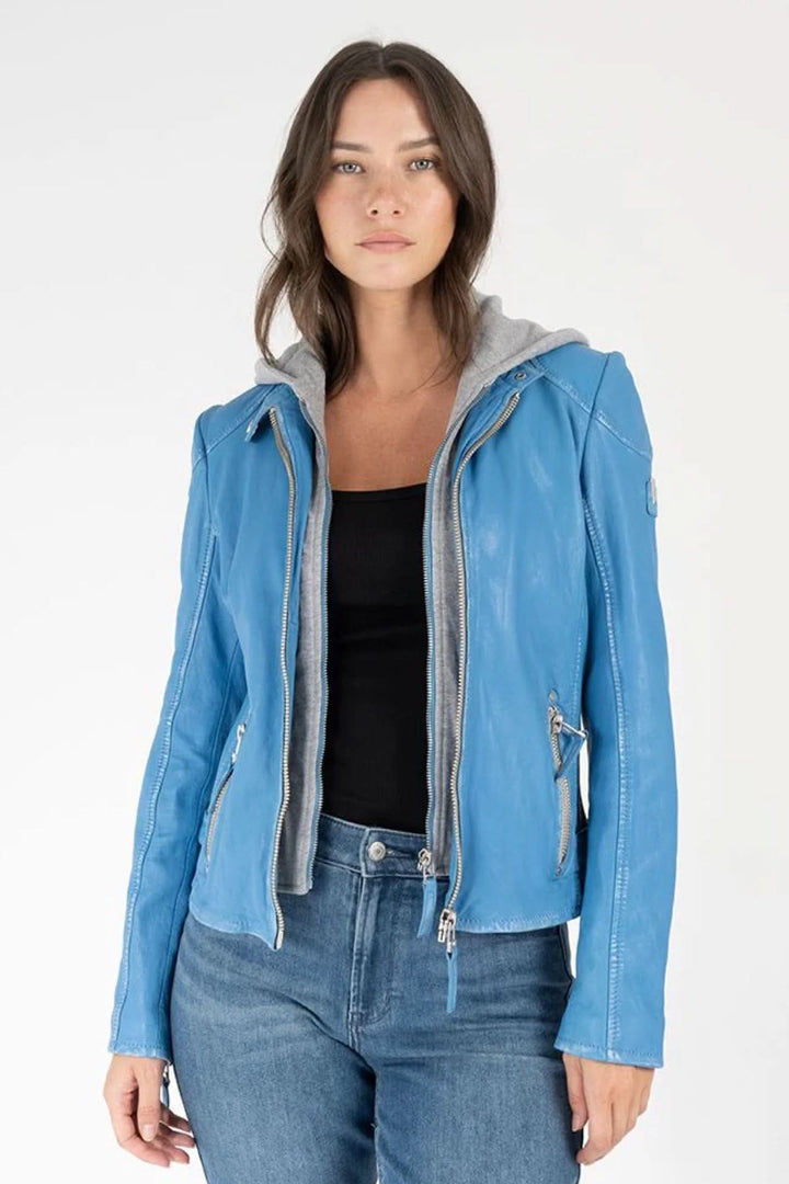 Veste en cuir nappa bleue avec capuche amovible et look urbain élégant.