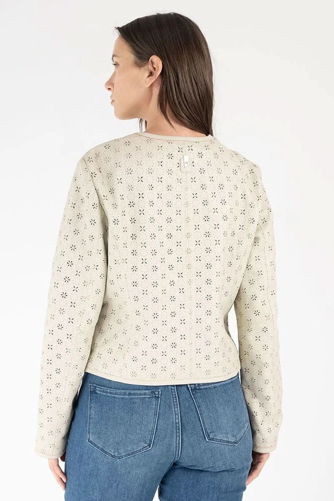 Veste en cuir Hillary, vue arrière, détail du motif ajouré sur fond clair, style moderne et épuré.