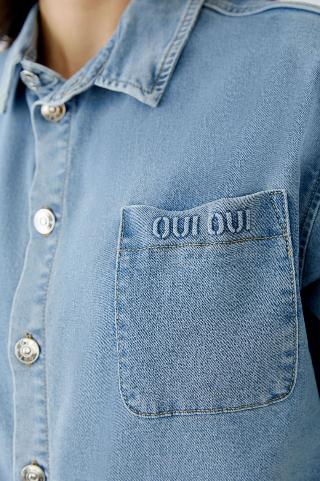 Veste en denim avec poche poitrine brodée 'OUI OUI', boutons classiques, coupe droite décontractée et moderne, idéale pour tous les jours.