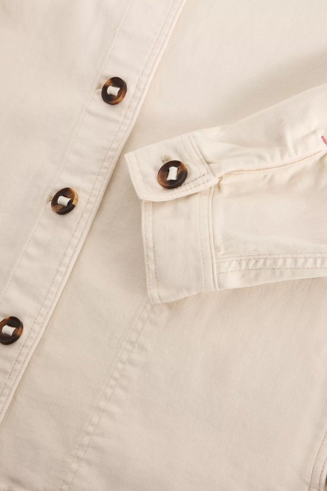 Veste en denim Eden à col avec détail de manches longues et boutons élégants, idéale pour superposer en mi-saison.