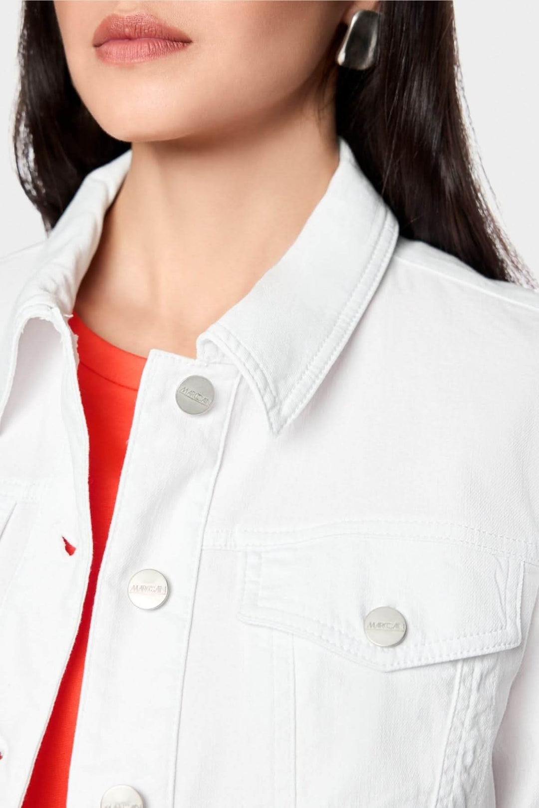 Veste en denim écourtée blanche avec fermeture boutonnée, col chemise classique, poches à rabat et ourlet à finition brute.