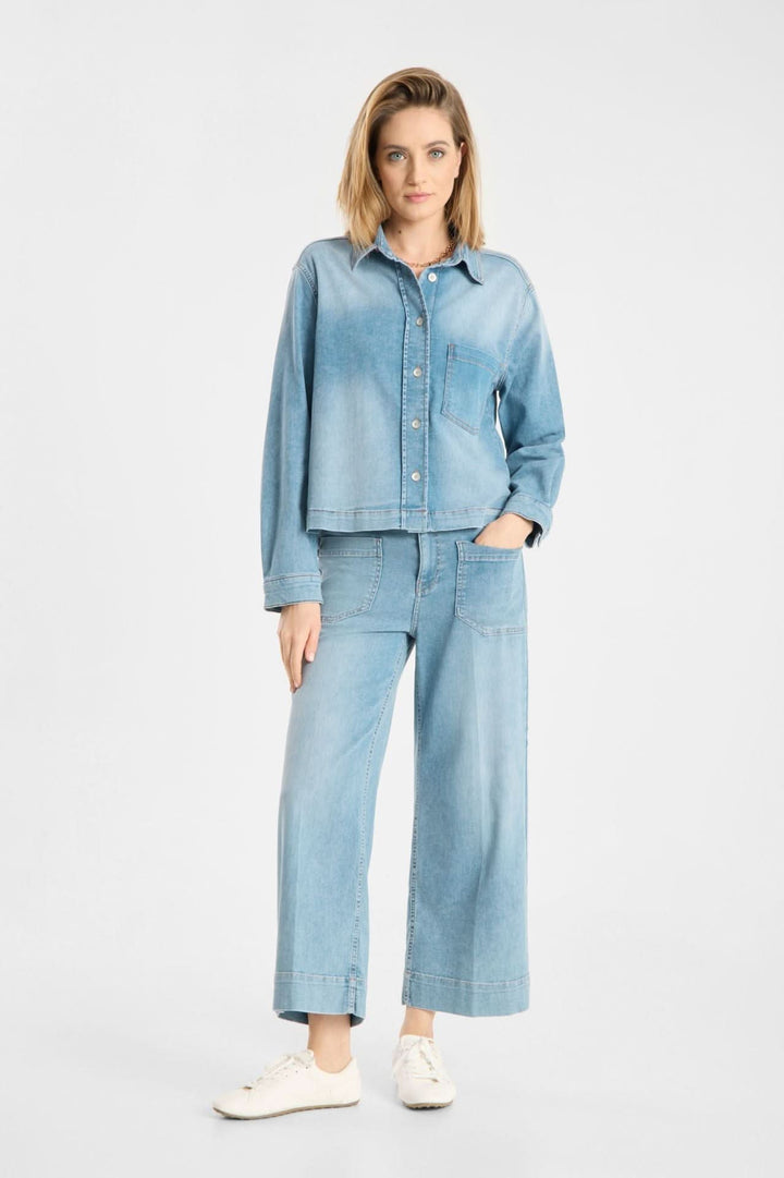 Veste en jean Lima à coupe droite, denim souple et confortable, femme debout, tenue moderne et épurée, poche poitrine visible.