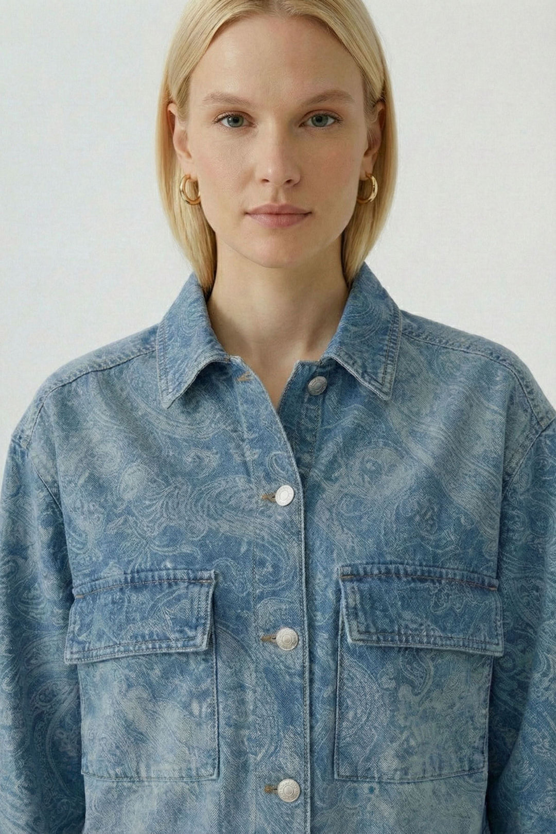 Veste en jean imprimée avec motif cachemire subtil, coupe courte et structurée, perfect pour look moderne et utilitaire.
