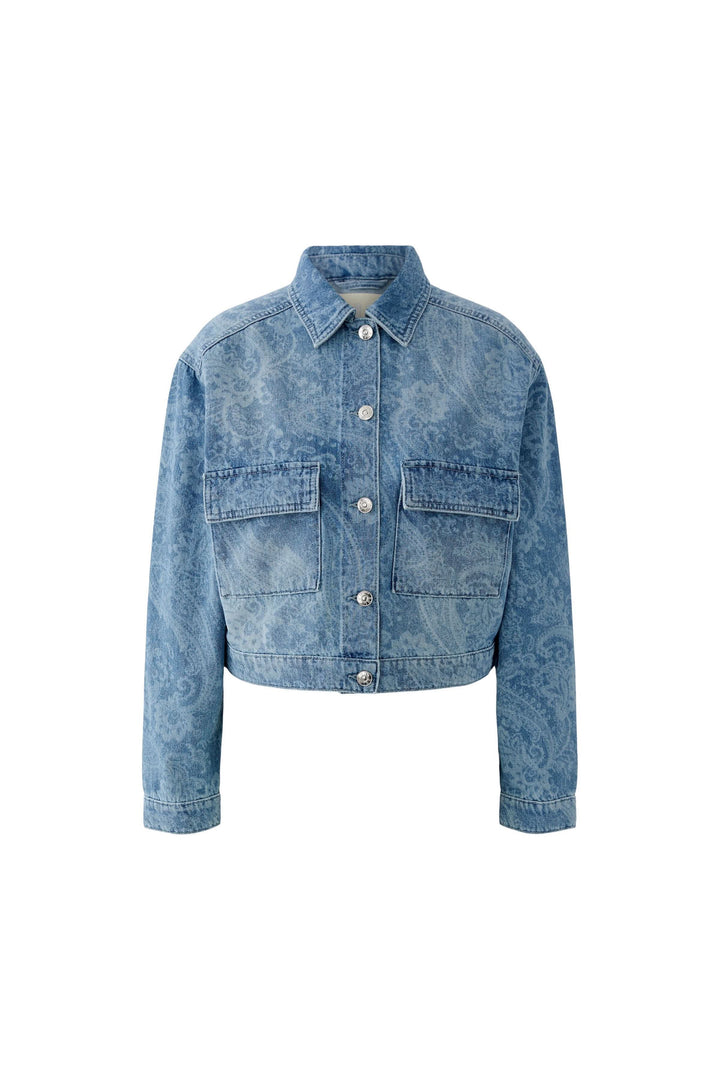 Veste en jean imprimée avec motif cachemire, coupe raccourcie et fermée par des boutons, idéale pour un look moderne et original.