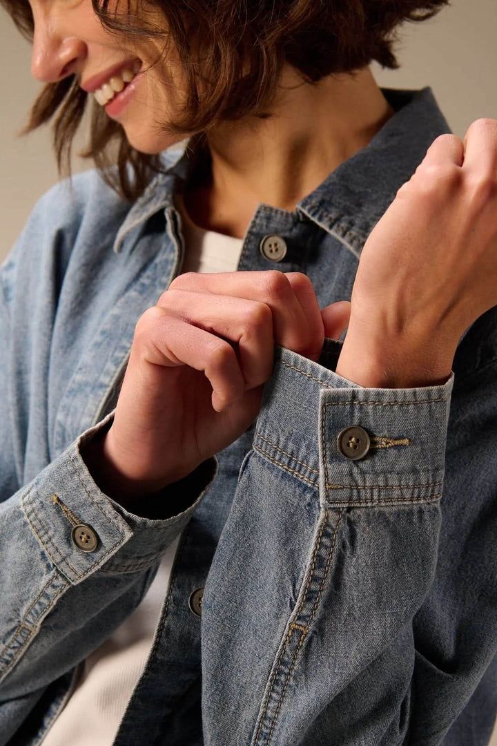 Veste en jean à manches longues avec col chemise classique et manches boutonnées, en denim souple pour confort quotidien et allure intemporelle.