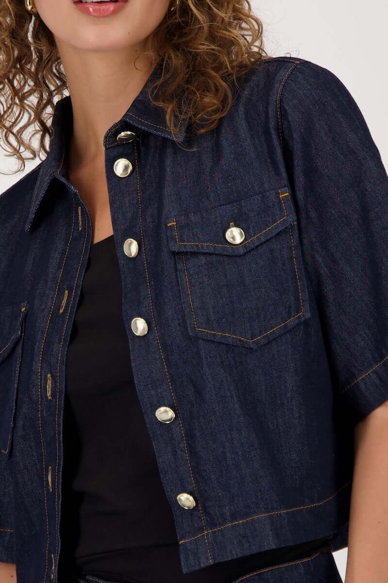 Veste en jean courte avec manches évasées et fermeture boutonnée, style casual-chic, couleur denim.