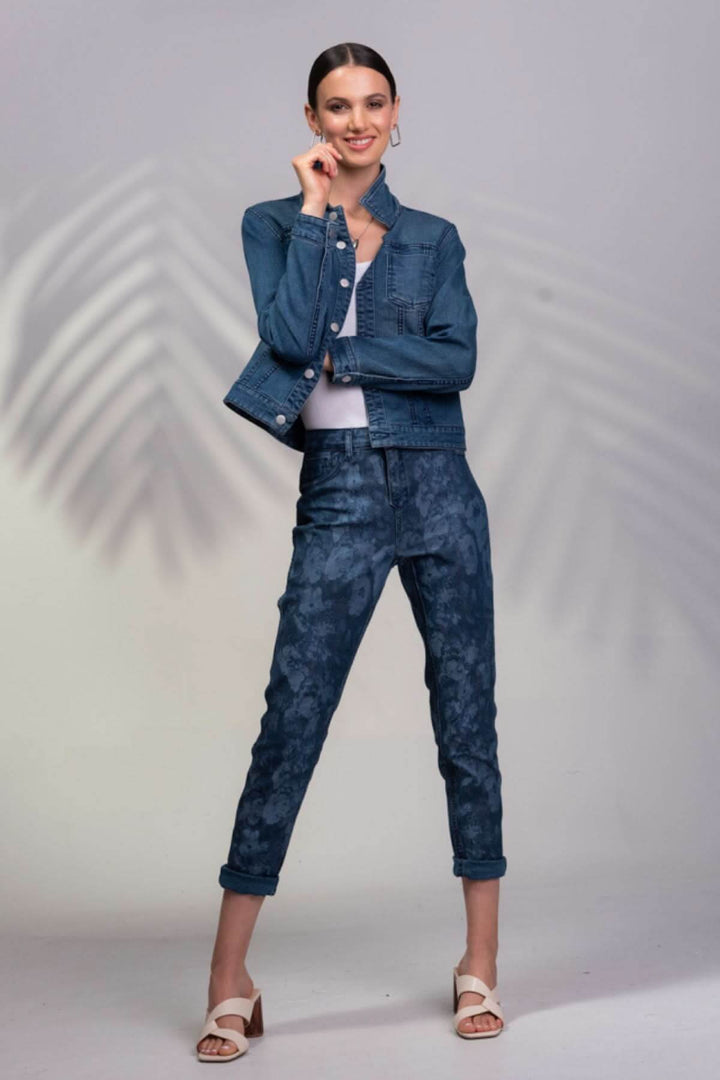 Modèle portant une veste en jeans réversible avec un look chic et élégant, idéale pour un style modulable.