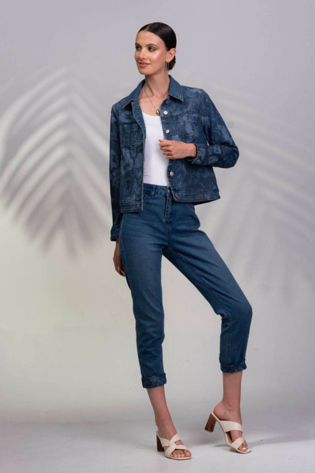 Femme portant une veste en jeans réversible et un pantalon, avec un style décontracté et élégant.