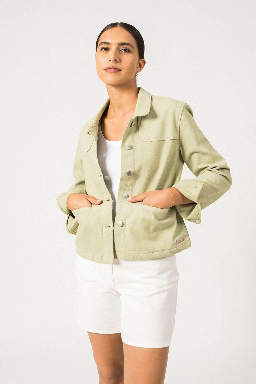 Femme portant une veste en toile de coton texturé flammé, style chic à la française.