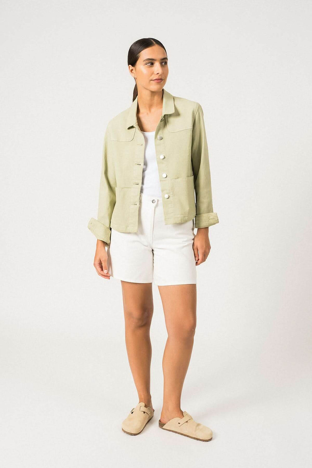 Veste en toile de coton STE TEA couleur vert pâle, stylée avec short blanc pour un look chic et décontracté.
