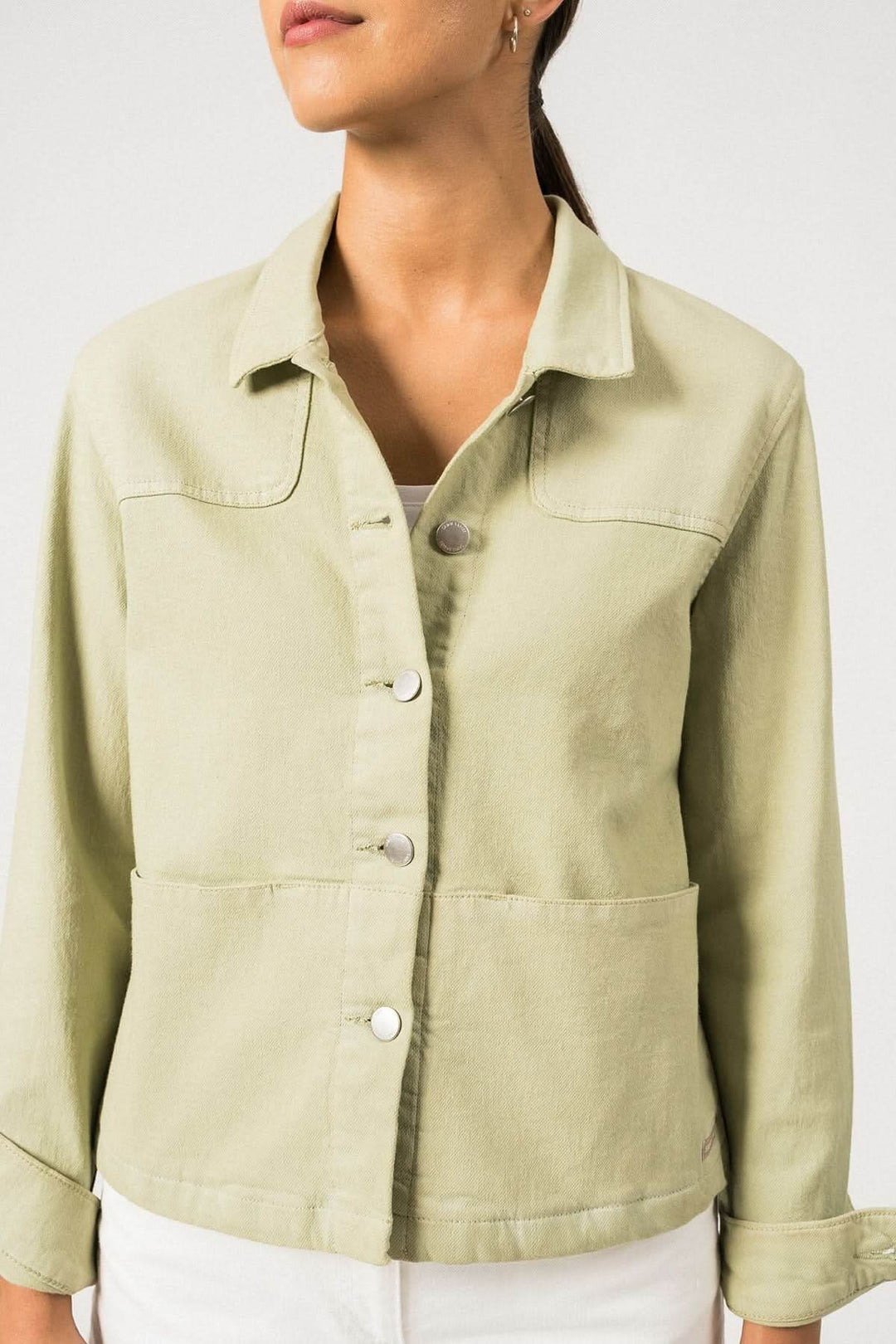 Veste en toile de coton STE TEA, coupe féminine, boutons argentés, couleur vert clair, ajout polyvalent à votre garde-robe.
