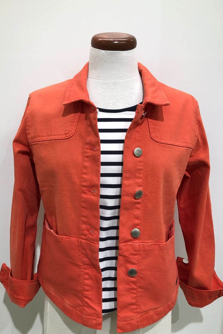 Veste en toile de coton STE TEA, rouge, à boutons, avec un t-shirt rayé, présentée sur mannequin.