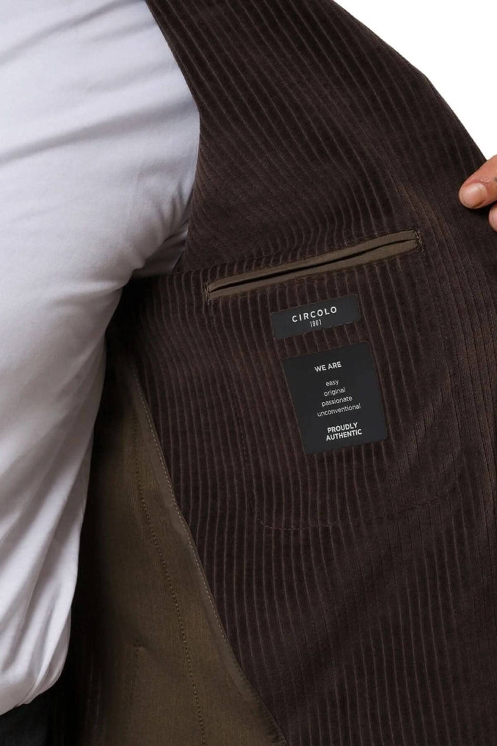 Intérieur de la veste en velours côtelé Circolo CN4040 avec étiquette de marque et poches pratiques.