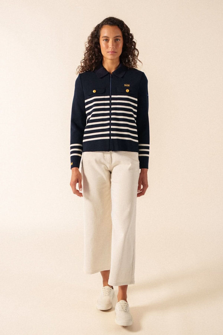 Veste esprit marin RICHELIEU avec rayures horizontales, col chemise et détails brodés, style nautique structuré et féminin.