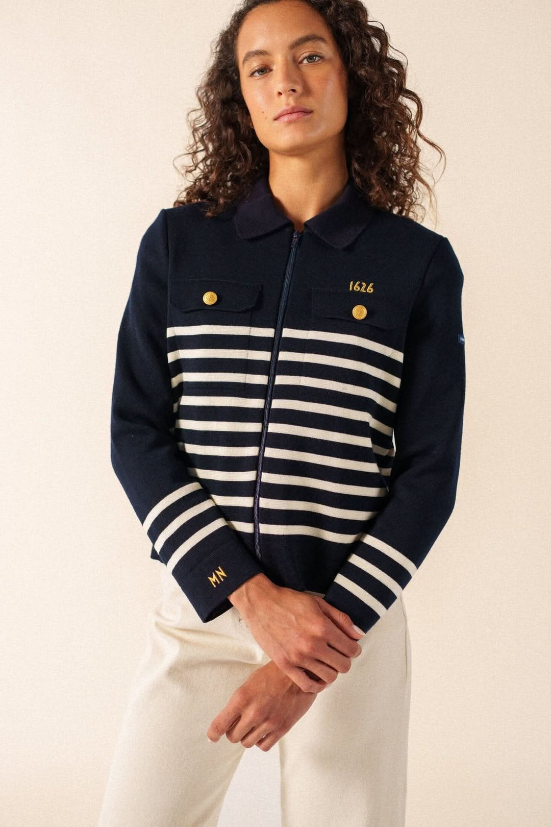 Femme portant Veste esprit marin RICHELIEU avec rayures, boutons dorés et broderie "1626", créant une allure nautique structurée.