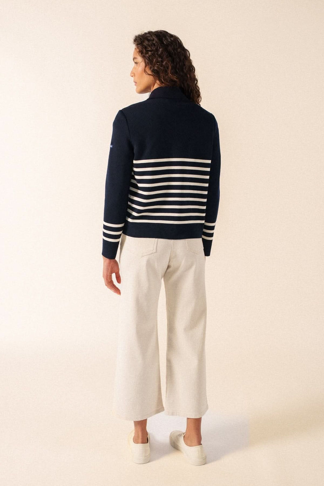 Vue arrière de la Veste esprit marin RICHELIEU avec rayures horizontales et col chemise, style féminin et structuré.