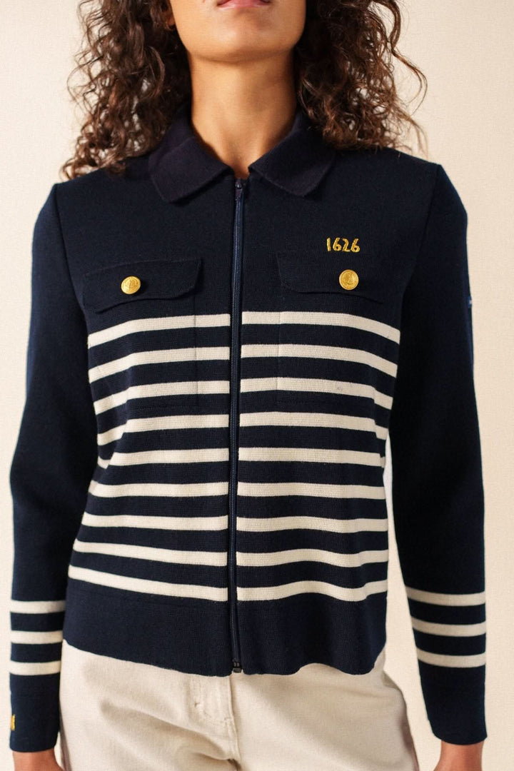 Veste esprit marin RICHELIEU avec rayures marines, col chemise, boutons dorés et détails brodés, mode nautique féminine.