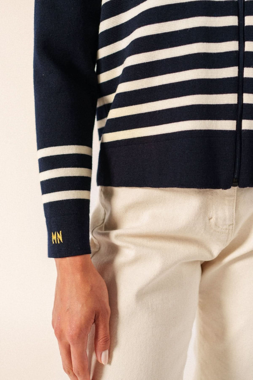 Veste esprit marin RICHELIEU avec rayures horizontales et broderie distinctive sur le poignet. Découverte du style classique revisité.