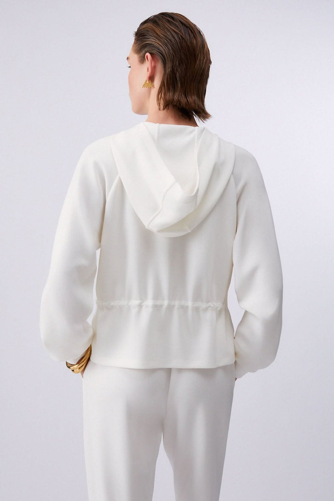 Veste légère à capuchon avec cordon ajustable vue arrière, silhouette moderne et décontractée pour la mi-saison.