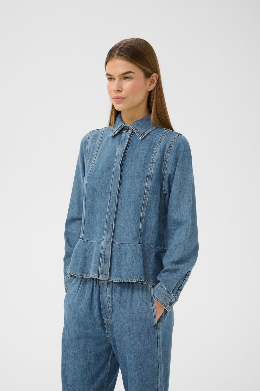 Femme portant Veste légère zippée Sophina, coupe moderne et fonctionnelle, idéale pour la mi-saison, en denim, poches, devant zippé.