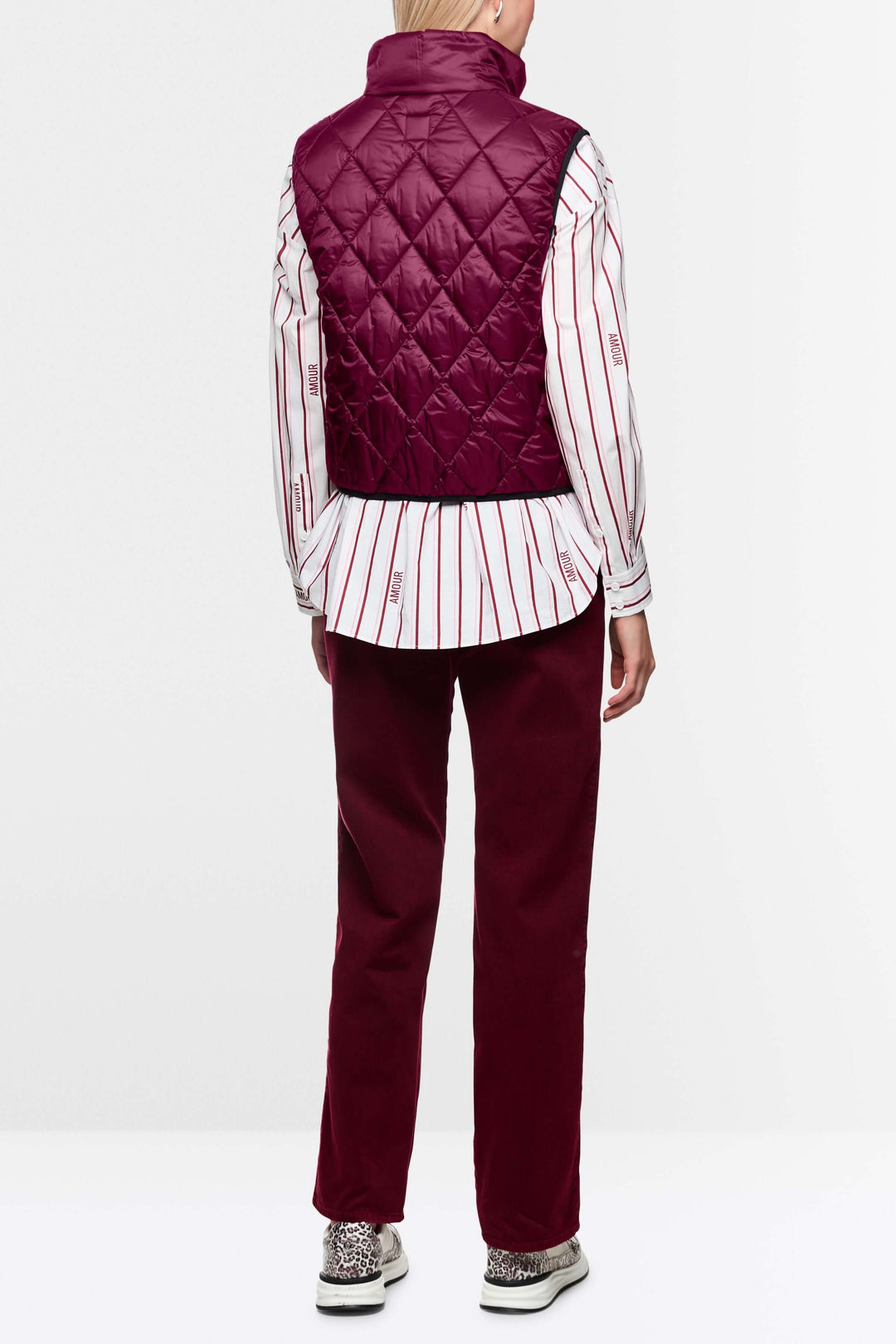 Veste sans manche réversible bordeaux avec col montant et poches latérales, style matelassé. Porte de manière élégante pour chaque occasion.