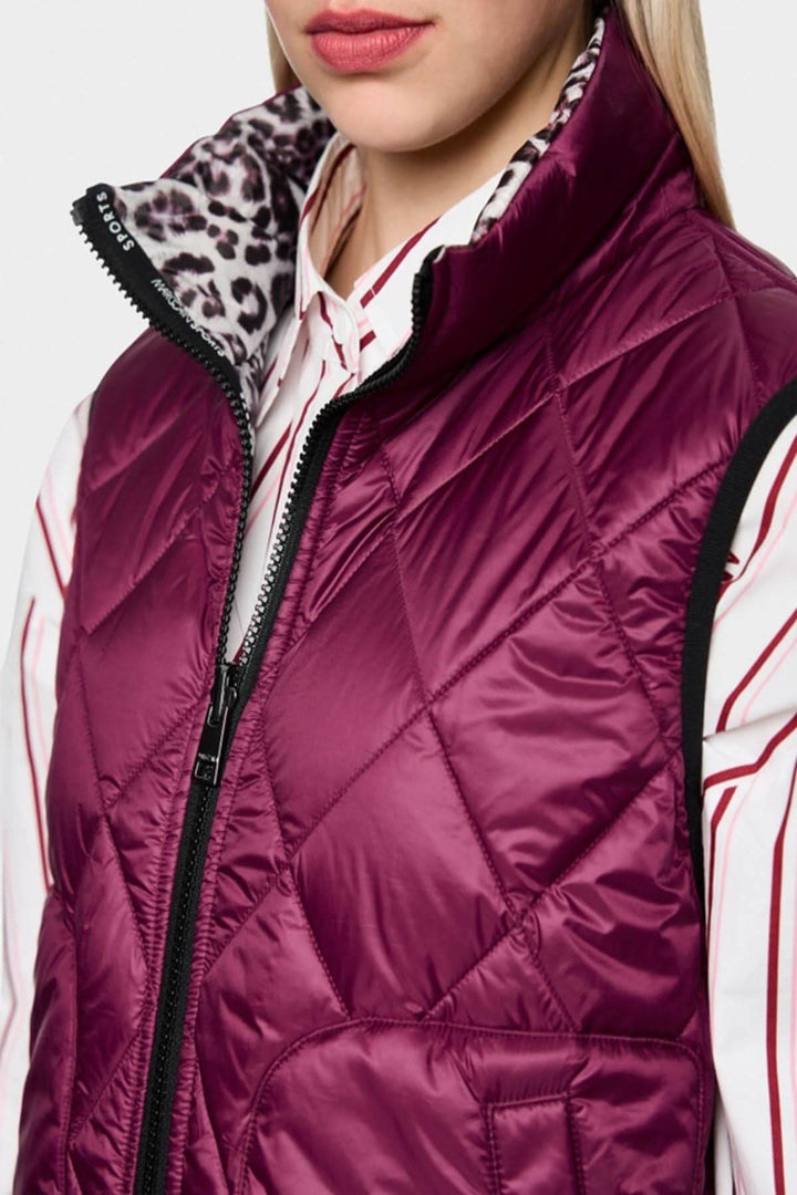 Veste sans manche réversible bordeaux avec col montant, imprimé léopard intérieur, fermeture éclair et poches latérales.