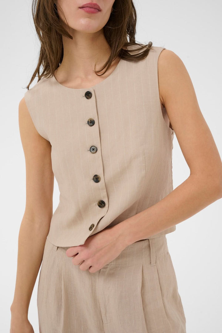Veste sans manches Azania avec motif rayé vertical et fermeture boutonnée, offrant une élégance moderne idéale pour une tenue contemporaine.