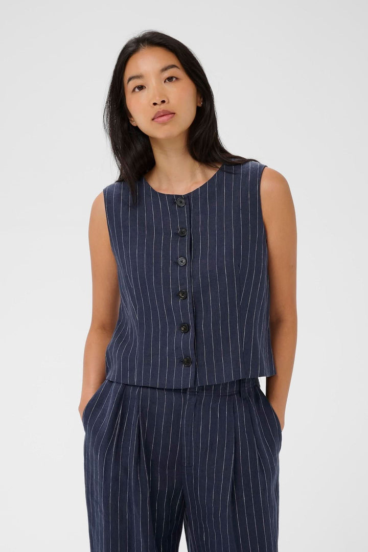 Veste sans manches Azania avec motif rayé vertical et fermeture boutonnée, idéale pour une tenue contemporaine élégante.