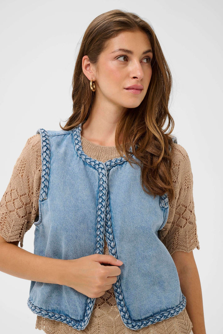 Veste sans manches Rina en denim avec bordure tressée, silhouette bohème, ajout d&