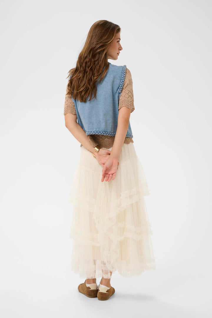 Veste sans manches Rina en denim avec bordure tressée vue de dos, montrant la texture et le design moderne et bohème.