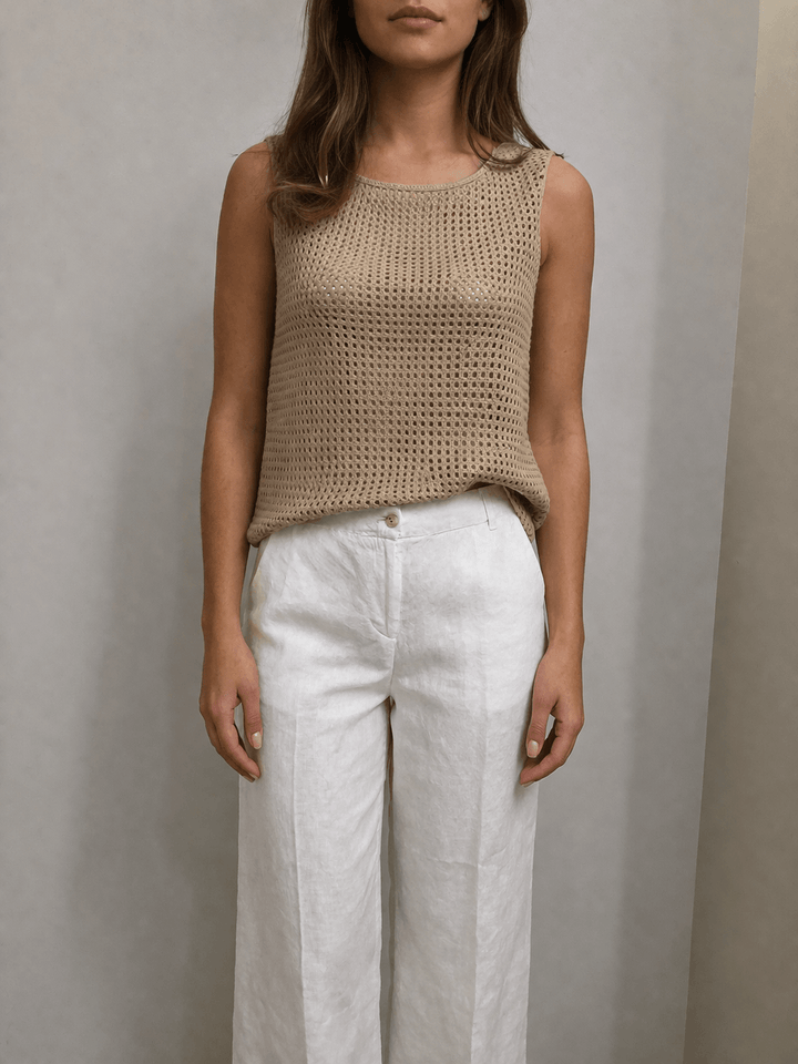 Femme portant Veste sans manches ajouré INA en maille beige, idéale pour été, avec coupe droite et encolure ronde, style décontracté.