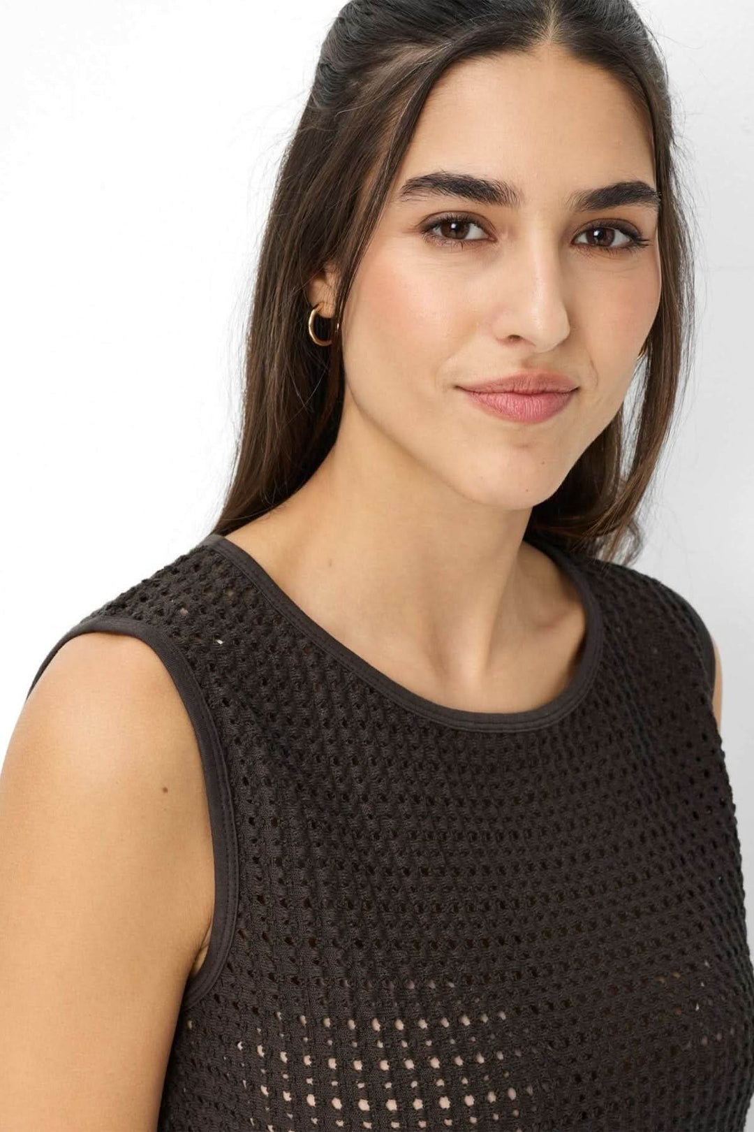 Femme portant la Veste sans manches ajouré INA en maille respirante, coupe droite et encolure ronde, idéale pour l&